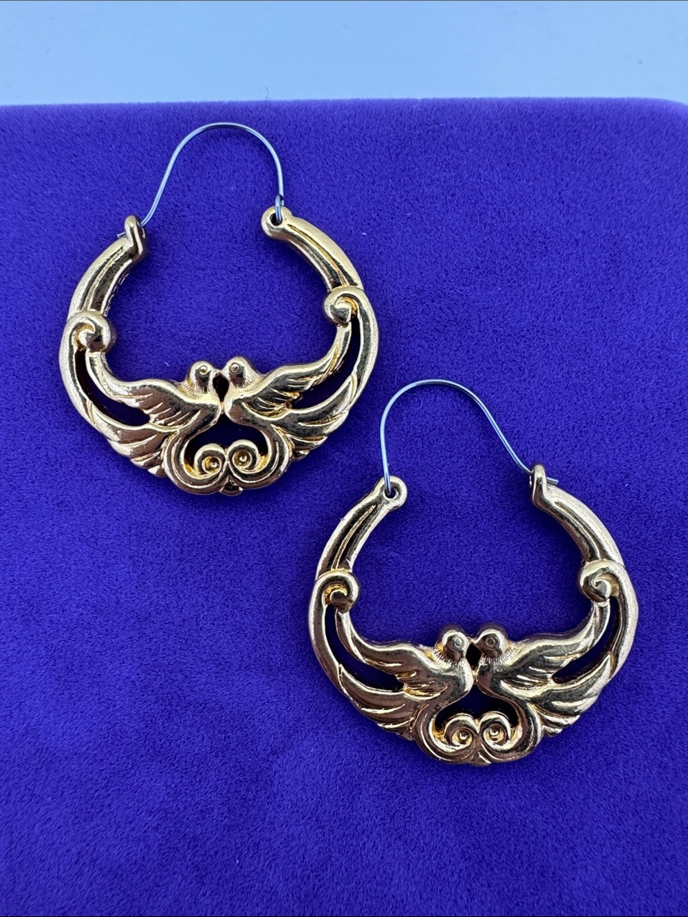 💛 Vintage Gold Plated Love Bird Hoop Earrings | Whimsical Fairytale - Picture 1 of 4